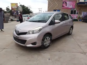 Toyota Vitz 1.0 FWD 3dr 2012 Gold