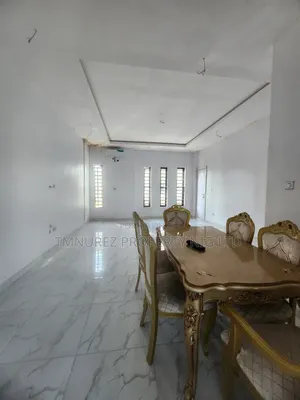 Mini Flat in Chevron for rent