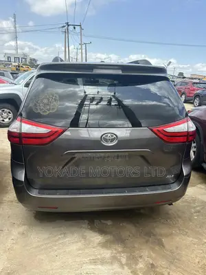 Toyota Sienna XLE 8-Passenger 4dr Minivan (3.5L 6cyl 6A) 2015 Silver