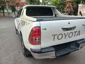 Toyota Hilux Rogue 4x4 2018 White