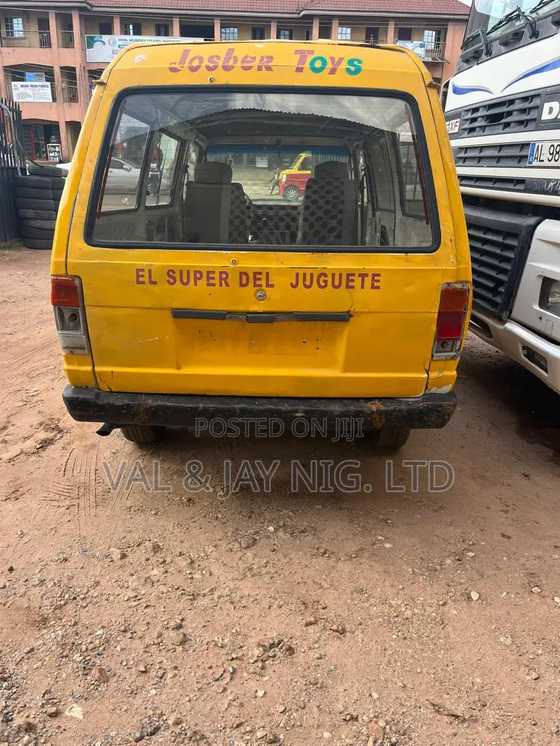 Nissan Vanette 1996 Yellow