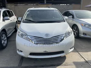 Toyota Sienna XLE 7-Passenger 4dr Minivan AWD (3.5L 6cyl 6A) 2015 White