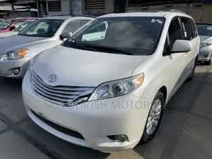 Toyota Sienna XLE 7-Passenger 4dr Minivan AWD (3.5L 6cyl 6A) 2015 White