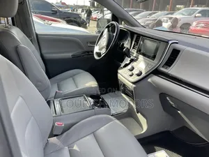 Toyota Sienna XLE 7-Passenger 4dr Minivan AWD (3.5L 6cyl 6A) 2015 White