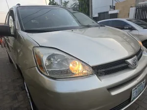 Toyota Sienna LE AWD (3.3L V6 5A) 2004 Gold