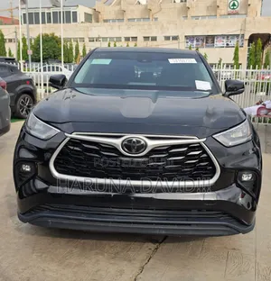 Toyota Highlander LE 2021 Black