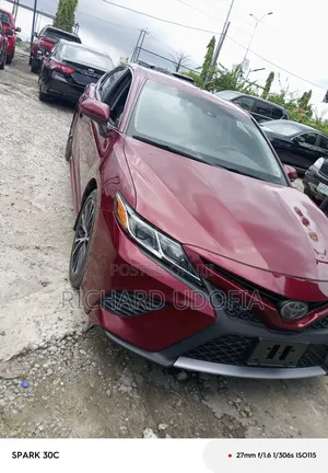 Toyota Camry LE FWD (2.5L 4cyl 8AM) 2018 Red