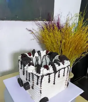 Size 6 Two-Layer Vanilla Red Velvet Cake