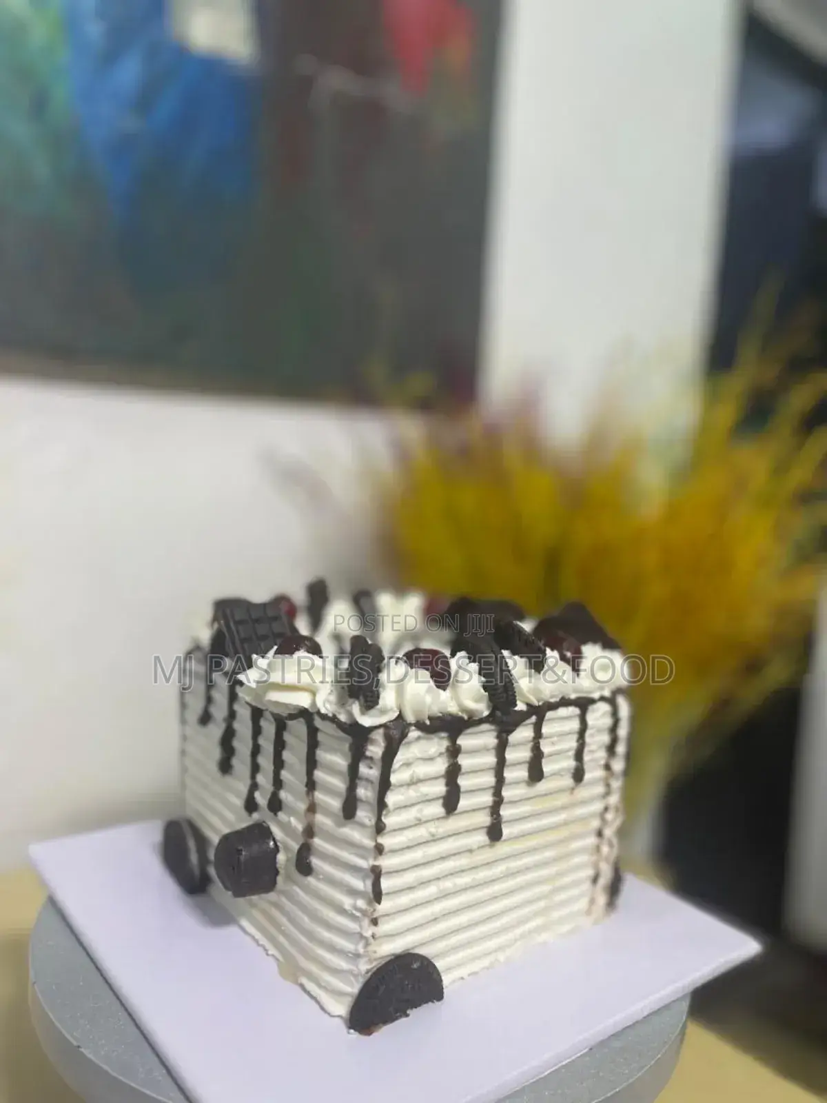 Size 6 Two-Layer Vanilla Red Velvet Cake