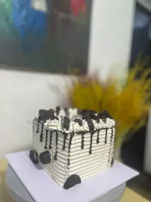 Size 6 Two-Layer Vanilla Red Velvet Cake