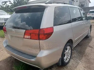 Toyota Sienna XLE FWD (3.3L V6 5A) 2004 Gold