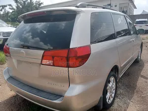 Toyota Sienna XLE FWD (3.3L V6 5A) 2004 Gold
