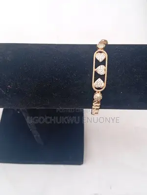 Gold Heart-Link Charm Bracelet