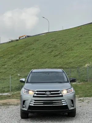 Toyota Highlander SE 4x4 V6 (3.5L 6cyl 8A) 2018 Silver