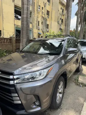 Toyota Highlander XLE 4x2 V6 (3.5L 6cyl 8A) 2018 Gray