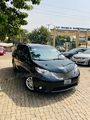 Toyota Sienna XLE Premium 8-Passenger 4dr Minivan (3.5L 6cyl 6A) 2015