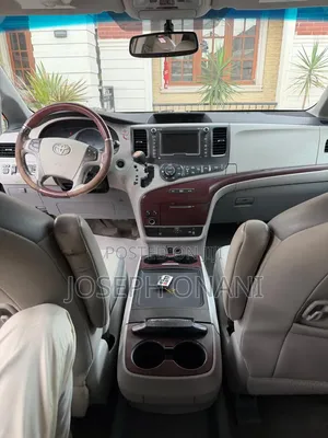 Toyota Sienna XLE (3.5L 6cyl 8A) 2018 Black