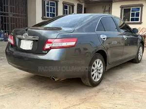 Toyota Camry XLE 4dr Sedan (2.5L 4cyl 6A) 2011 Gray