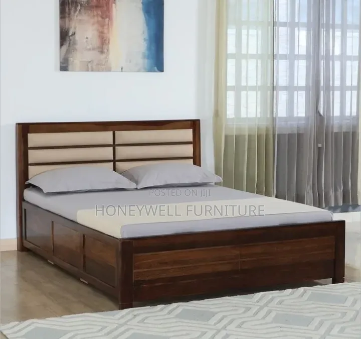King Size Bedframe With Hulpostry Headboard