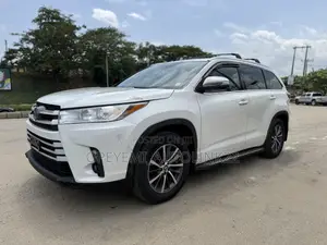 Toyota Highlander XLE 4x4 V6 (3.5L 6cyl 8A) 2017 Off white
