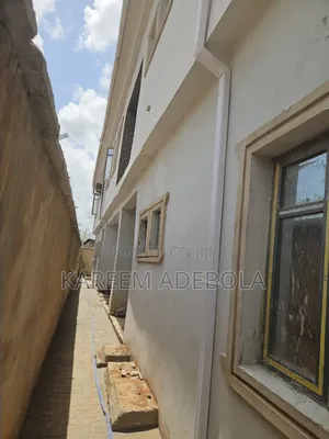 2bdrm Block of Flats in Felix Oke, Yakoyo/Alagbole for rent