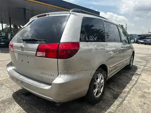 Toyota Sienna XLE AWD 2005 Gold