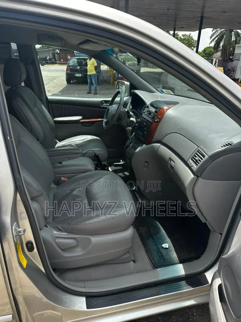 Toyota Sienna XLE AWD 2005 Gold