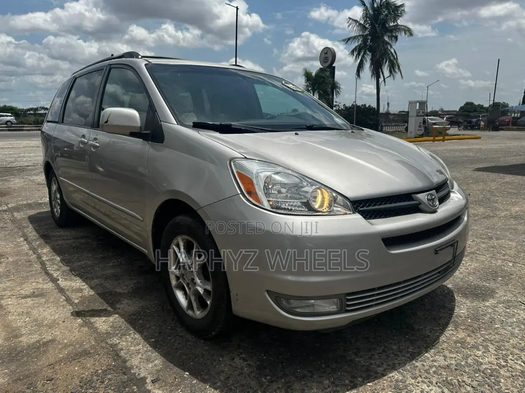 Toyota Sienna XLE AWD 2005 Gold