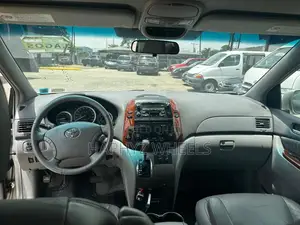 Toyota Sienna XLE AWD 2005 Gold