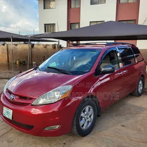 Toyota Sienna LE 2009