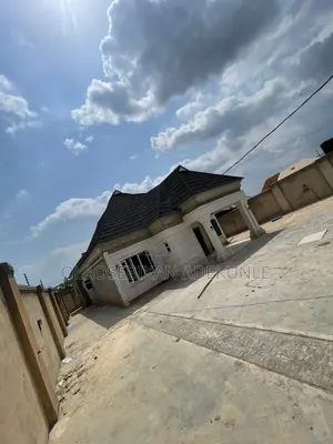 3bdrm Bungalow in Akala Express, Oluyole for rent