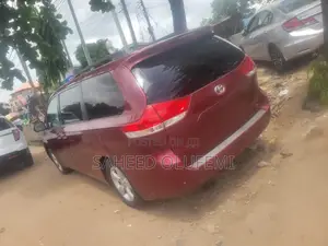 Toyota Sienna 2013 Red