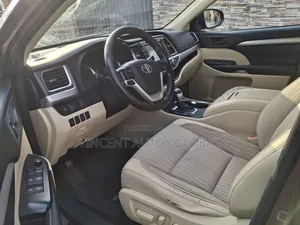 Toyota Highlander LE Plus 4x4 V6 (3.5L 6cyl 8A) 2017 Brown