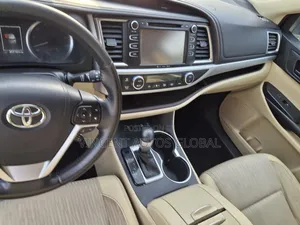 Toyota Highlander LE Plus 4x4 V6 (3.5L 6cyl 8A) 2017 Brown