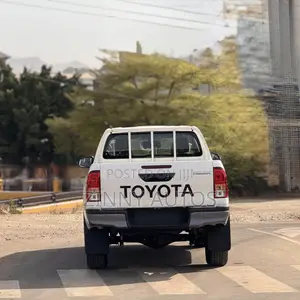 New Toyota Hilux 2025 White
