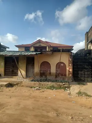 3bdrm Block of Flats in Alimosho Area, Shasha for sale
