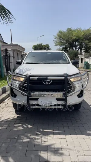 Toyota Hilux 2024 White