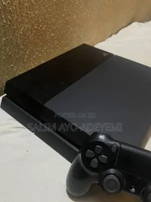 Ps4 Fat With 2 Controllers