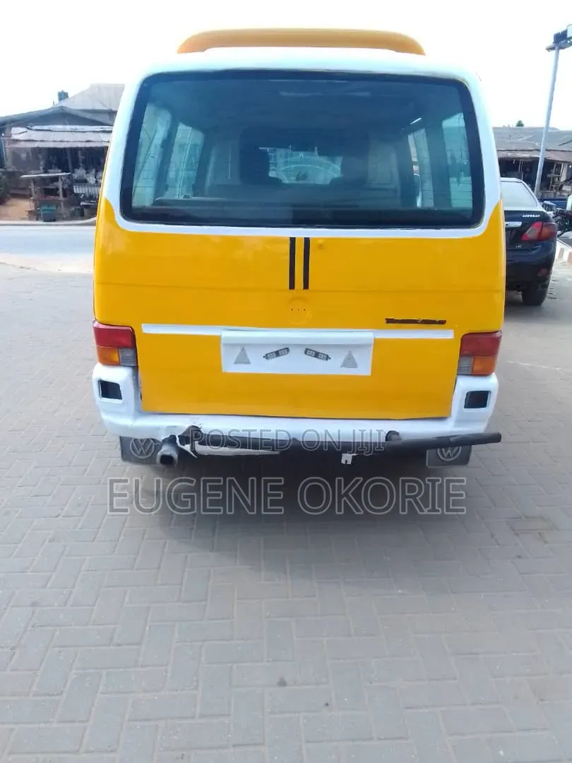 Volkswagen Transporter 2002 Yellow
