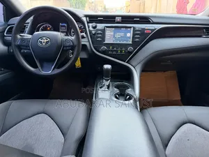 Toyota Camry LE FWD (2.5L 4cyl 8AM) 2018 White