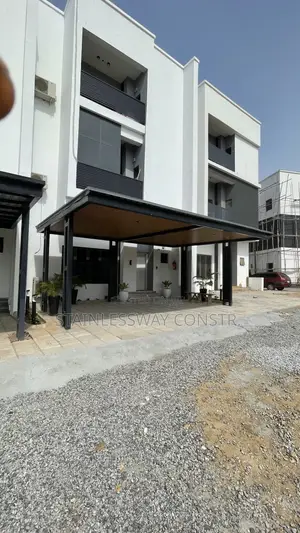 Sturdy Carport With Aluminum Roofing