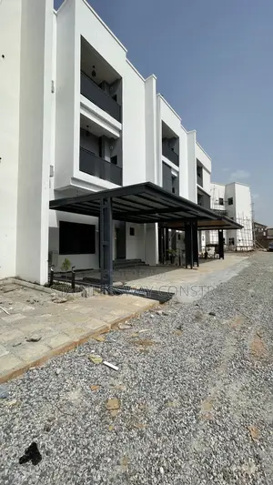 Sturdy Carport With Aluminum Roofing
