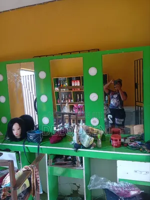 Very Good for Make-Up and Salon
