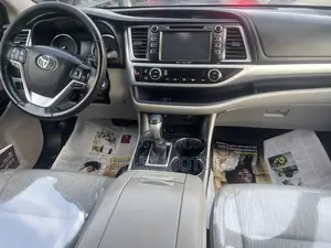 Toyota Highlander LE V6 4x4 (3.5L 6cyl 6A) 2016 White