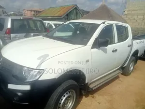 Mitsubishi L200 2012 Gold