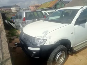 Mitsubishi L200 2012 Gold