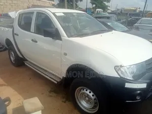 Mitsubishi L200 2012 Gold