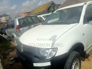 Mitsubishi L200 2012 Gold