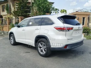 Toyota Highlander XLE 4dr SUV (3.5L 6cyl 6A) 2014 White