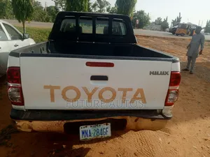Toyota Hilux 2.5 D-4D 4X4 SRX 2010 White